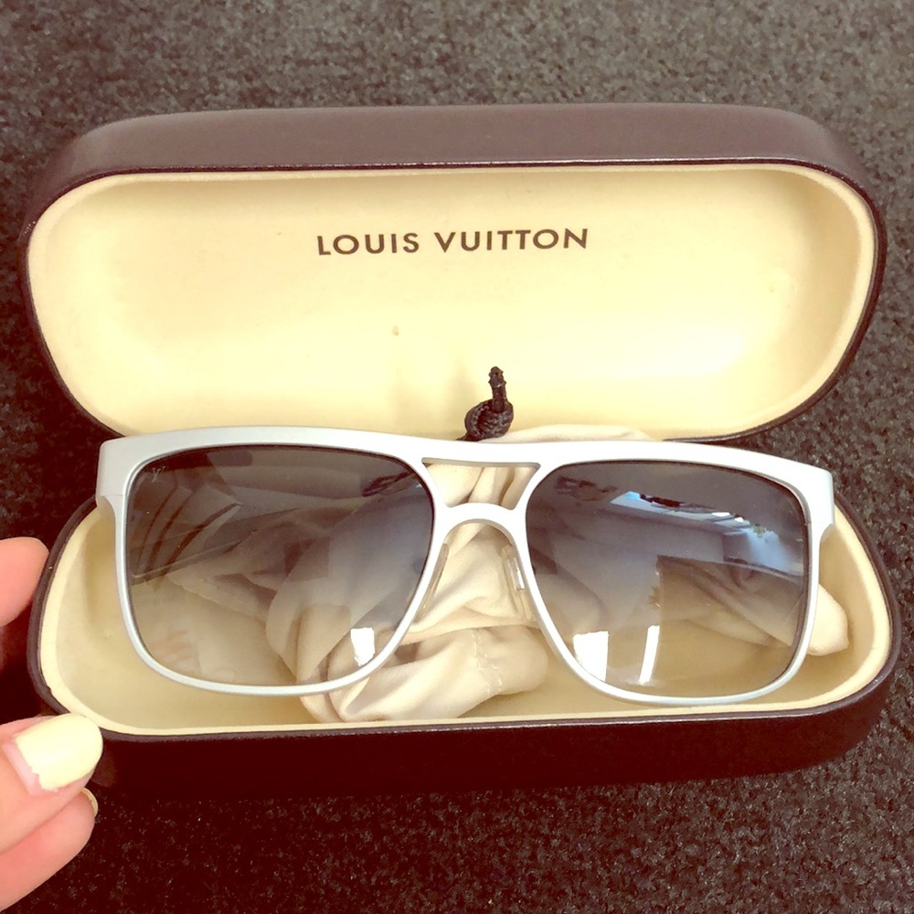 LV SUNGLASSES BARELY WORN